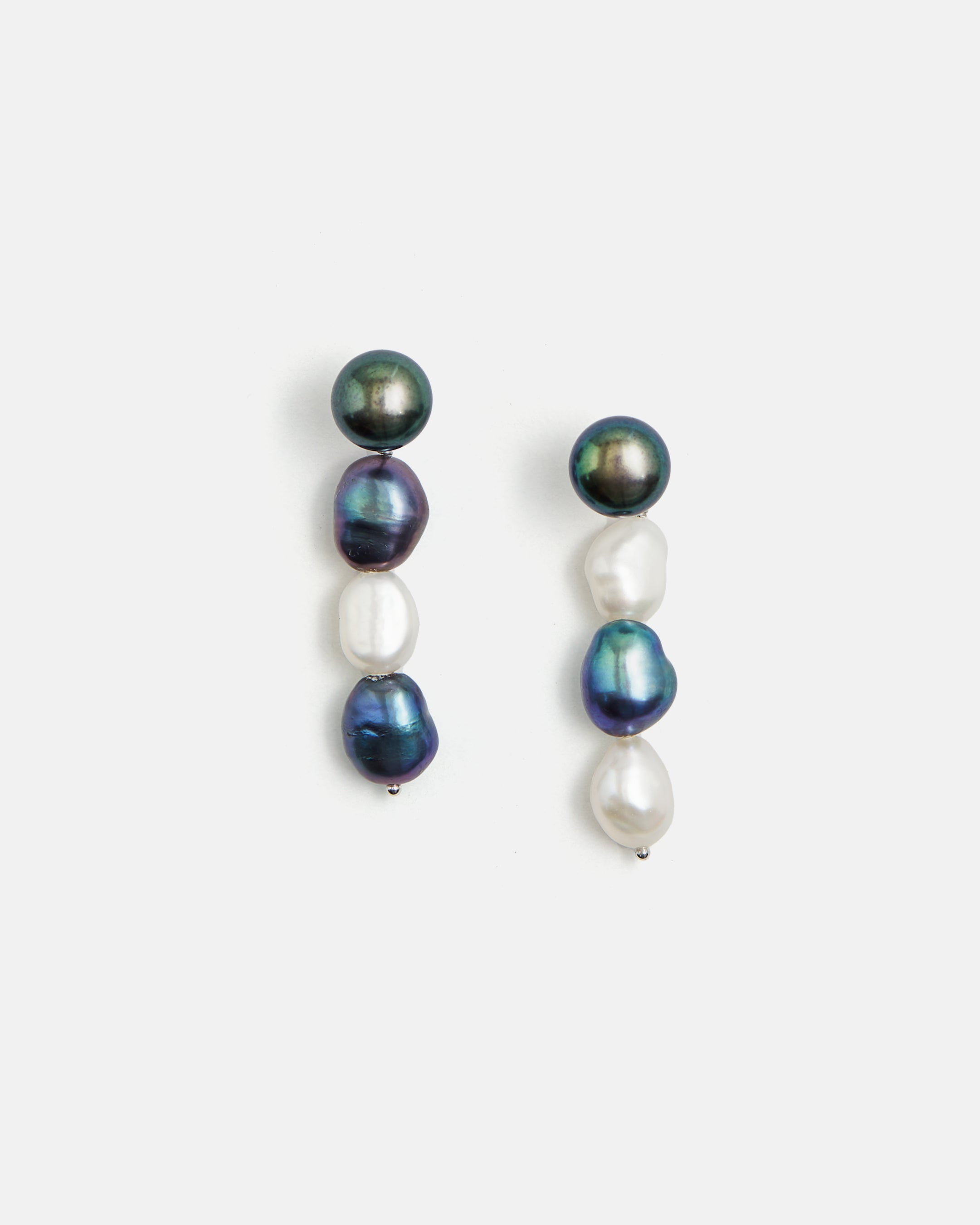 Boucles d'Oreilles Neptune avec Perles d'Eau Douce Irisées et Blanches en Or blanc
