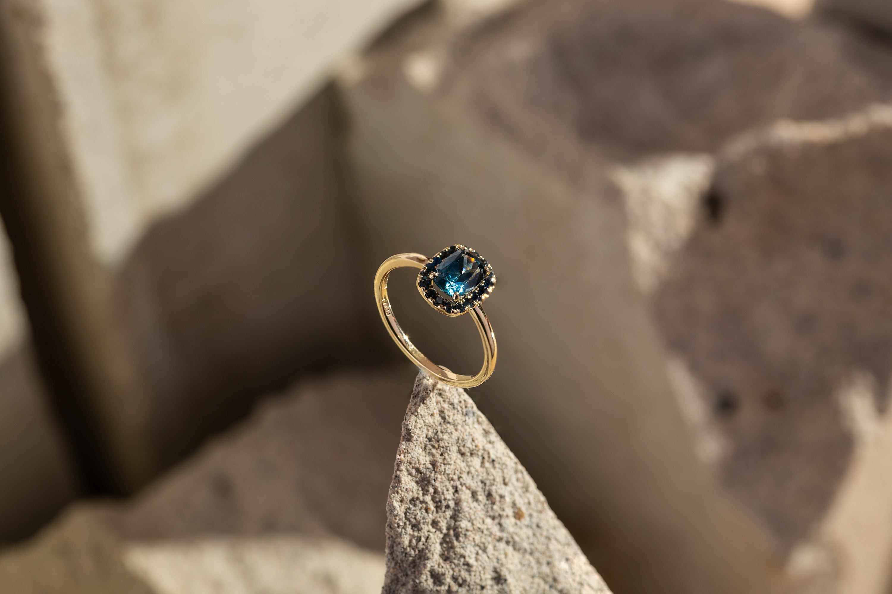MYEL-ring-in-fairmined-gold-with-sapphire-on-rocks