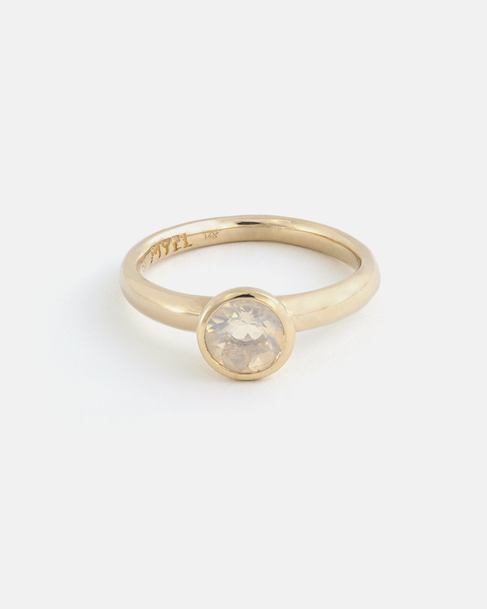 Round Vara Ring in Fairmined Gold with Oregon Opal
