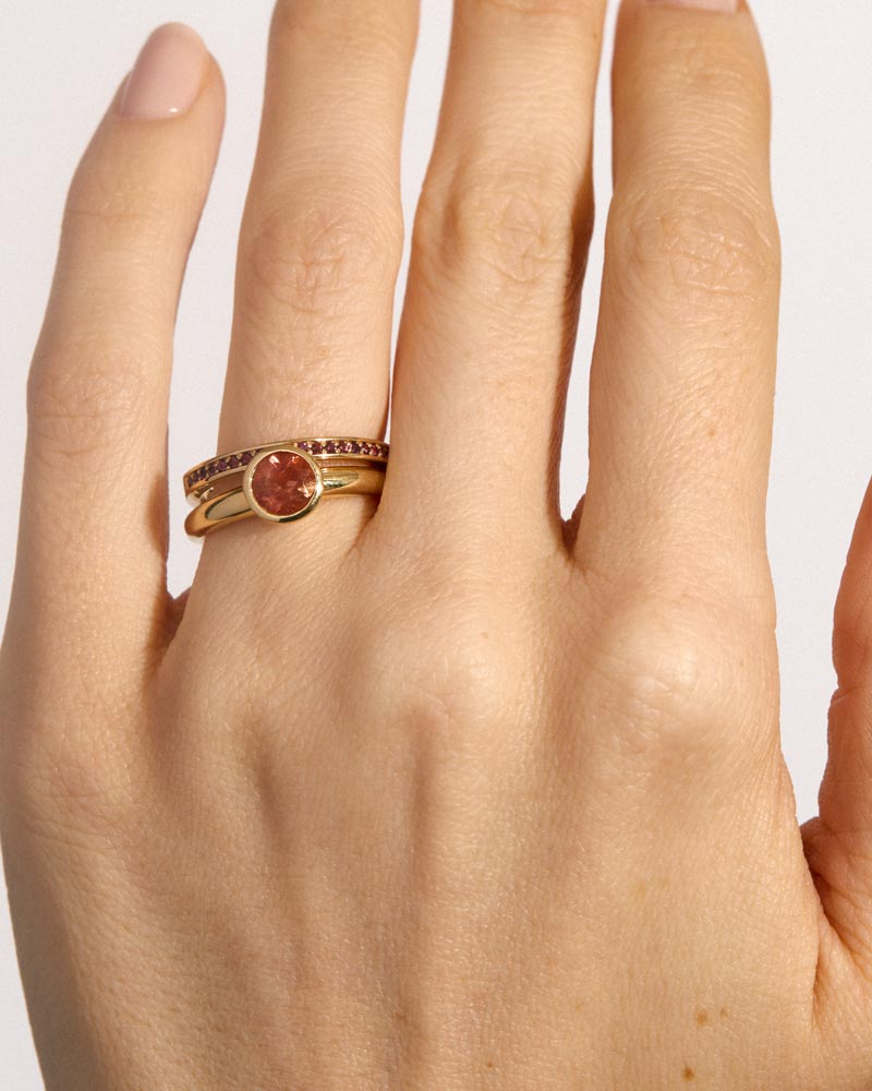 Round Vara Ring with Oregon Sunstone and Pavé band with Garnets